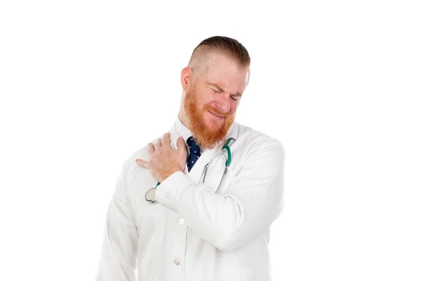 Redhead Γιατρός Που Πάσχουν Από Πόνο Στην Πλάτη Απομονώνονται Λευκό — Φωτογραφία Αρχείου