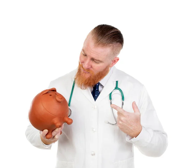Kumbarası Olan Kızıl Saçlı Doktor Beyaz Bir Arka Planda Izole — Stok fotoğraf