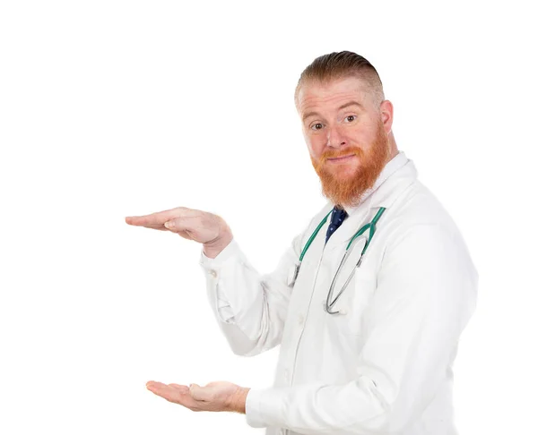 Redhead Γιατρός Φορώντας Ιατρική Ρόμπα Κρατώντας Τίποτα Στην Παλάμη Αντίγραφο — Φωτογραφία Αρχείου