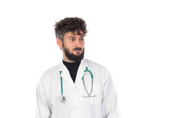 Ung Läkare Med Skägg Bär Medicinsk Klänning Isolerad Vit Bakgrund — Stockfoto