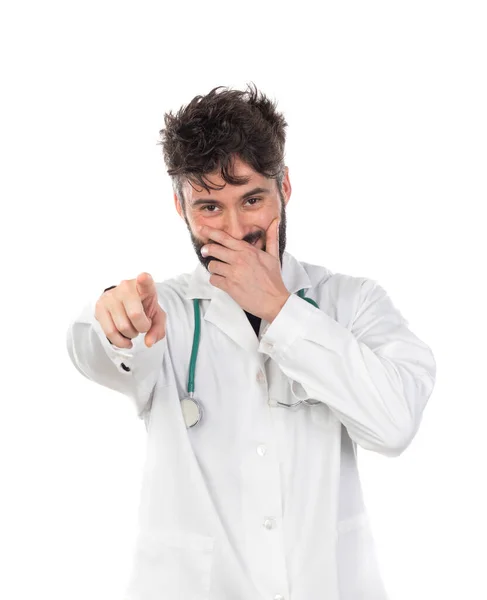 年轻医生 留着胡子 穿着白色背景的医用长袍 — 图库照片