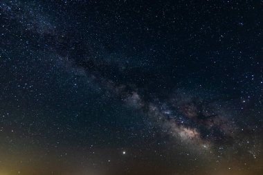 Fantastik yıldızlı gökyüzü ve Samanyolu