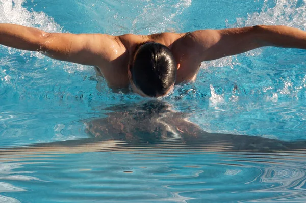一个游泳运动员在游泳池里做春天运动的照片 — 图库照片