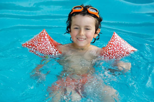 수영을 배우는 귀여운 소년의 — 스톡 사진