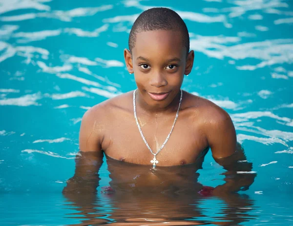 夏のスイミングプールで黒い男の子 — ストック写真