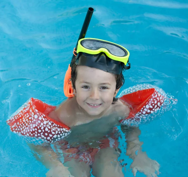 水中でダイビングゴーグルとシュノーケリング水泳を持つ小さな子供 — ストック写真