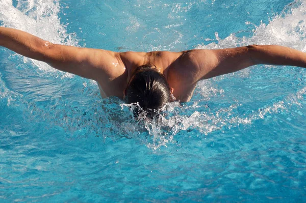 一个游泳运动员在游泳池里做春天运动的照片 — 图库照片