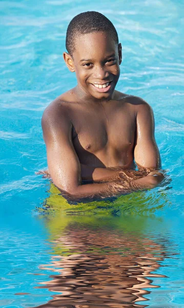 Yazın Havuzda Yüzen Çocuk — Stok fotoğraf