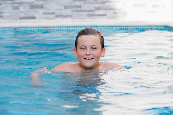 Bellissimo Bambino Biondo Piscina Estate — Foto Stock