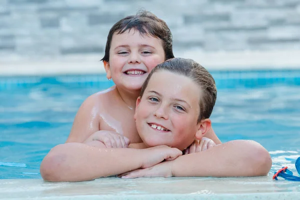Δύο Αστείοι Αδελφοί Παίζουν Στην Πισίνα — Φωτογραφία Αρχείου