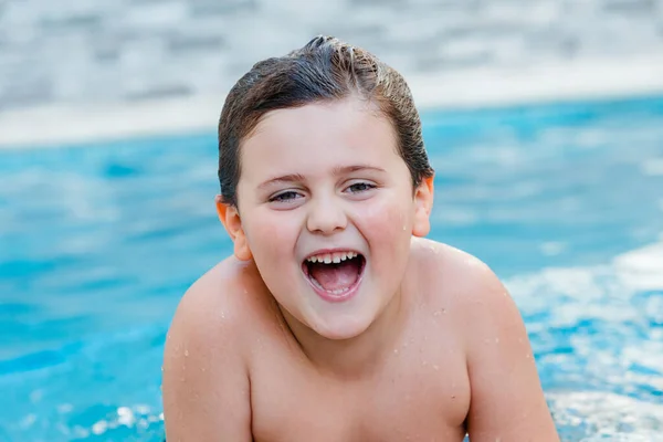 Yazın Yüzme Havuzunda Güzel Bir Bebek — Stok fotoğraf