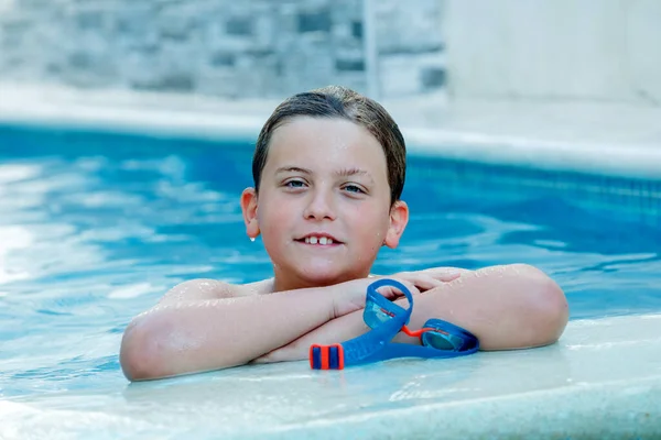 夏にはスイミングプールで美しいブロンドの子供 — ストック写真