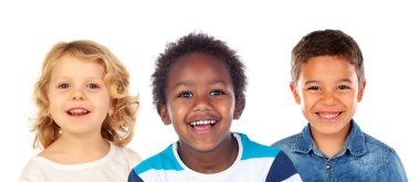 Üç farklı çocuk birlikte beyaz bir arka planda izole edilmiş.