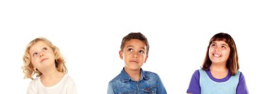 Üç farklı çocuk birlikte beyaz bir arka planda izole edilmiş.
