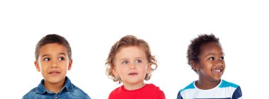 Üç farklı çocuk birlikte beyaz bir arka planda izole edilmiş.