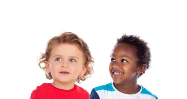 Beyaz arka planda izole edilmiş iki sevimli çocuk.