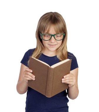 Gözlüklü güzel bir öğrenci beyaz arka planda izole edilmiş bir kitap okuyor.