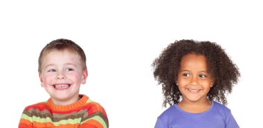 Mutlu çocuklar gülüyor, beyaz bir arka planda.