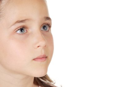 Mavi gözlü güzel küçük kız beyaz arka planda soyutlanmış bir şekilde yukarı bakıyor