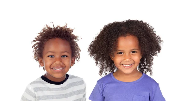 两个非洲裔美国兄弟姐妹在白色背景下孤零零地笑着 — 图库照片