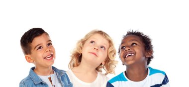 Düşünceli sınıf arkadaşları beyaz bir arkaplanda izole bir şekilde yukarı bakıyor.