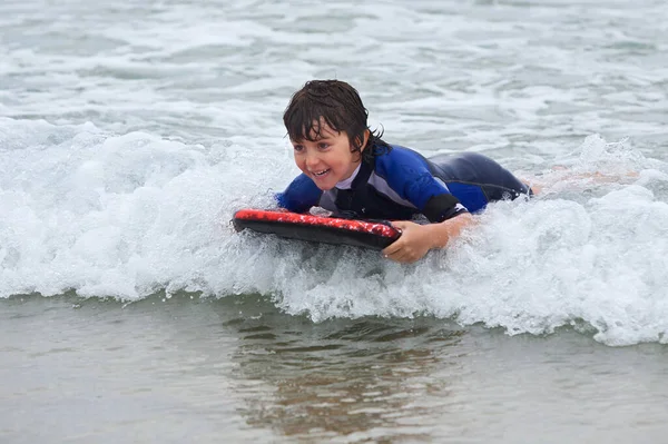 Petit Enfant Nageant Avec Bodyboard Sur Les Vagues Mer — Photo
