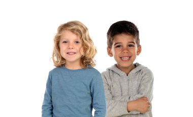 Sınıf arkadaşları beyaz arkaplanda izole edilmiş kameraya bakıyor.