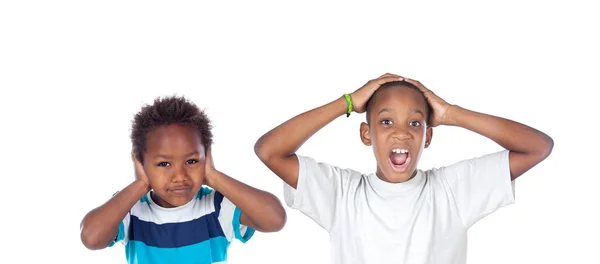 Kinderen Bedekken Oren Geschokt Door Een Luid Geluid Geïsoleerd Een — Stockfoto