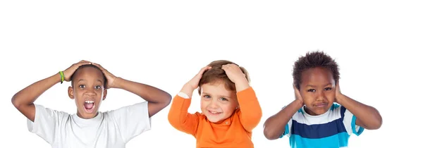 Kinderen Bedekken Oren Geschokt Door Een Luid Geluid Geïsoleerd Een — Stockfoto