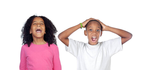 Дети закрывают уши и шокированы громким звуком, изолированным на белом фоне