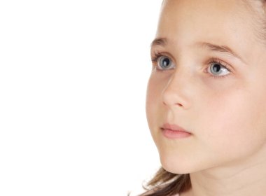 Mavi gözlü güzel küçük kız beyaz arka planda soyutlanmış bir şekilde yukarı bakıyor