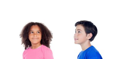 Düşünceli sınıf arkadaşları beyaz bir arkaplanda izole bir şekilde yukarı bakıyor.