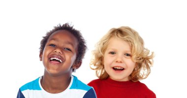 Mutlu çocuklar gülüyor, beyaz bir arka planda.