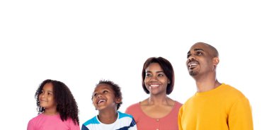 Afrikalı bir aile beyaz bir arkaplanda izole edilmiş
