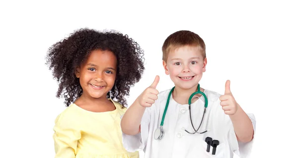 身穿医生制服的儿童与身披白色背景的病人 — 图库照片