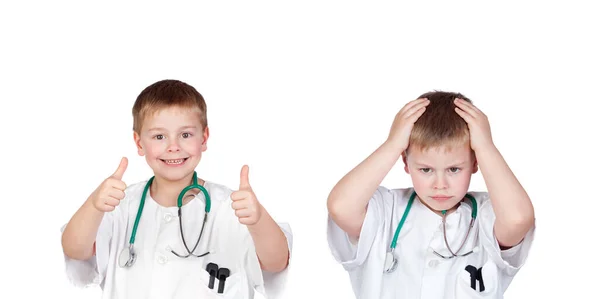 Deux Petits Médecins Isolés Sur Fond Blanc — Photo