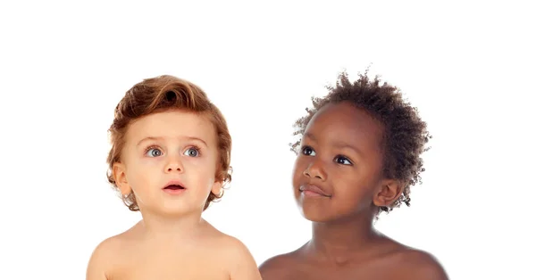 Twee Schattige Kinderen Van Verschillende Rassen Geïsoleerd Een Witte Achtergrond — Stockfoto