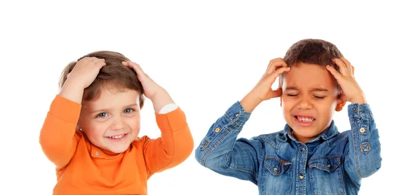 Dzieci Zakrywające Uszy Wstrząśnięte Głośnym Dźwiękiem Izolowanym Białym Tle — Zdjęcie stockowe