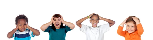 Dzieci Zakrywające Uszy Wstrząśnięte Głośnym Dźwiękiem Izolowanym Białym Tle — Zdjęcie stockowe
