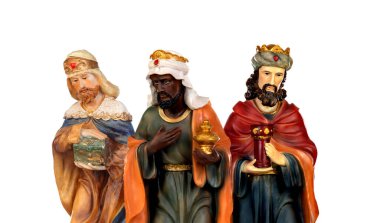 Üç bilge adam. Beyaz arkaplanda izole edilmiş seramik şekiller 