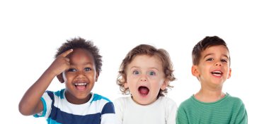 Kulakları tıkayan çocuklar ve beyaz bir arka planda izole edilmiş yüksek sesle şok olan çocuklar.