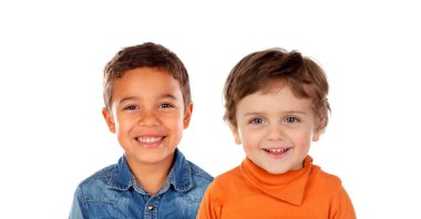 Mutlu çocuklar beyaz bir arka planda izole edilmiş kameraya bakıp gülüyorlar.