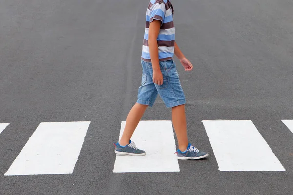 Niño Cruzando Paso Peatones Carretera — Foto de Stock