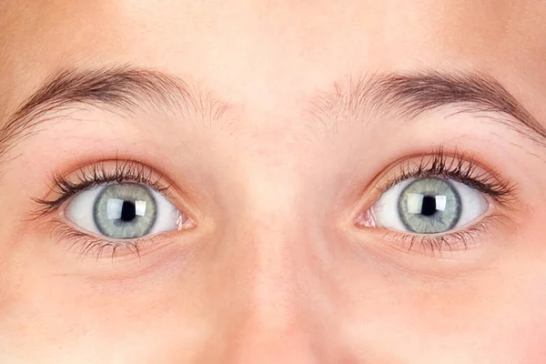 Дивовижні Блакитні Очі Маленької Дівчинки Крупним Планом Дивиться Камеру — стокове фото