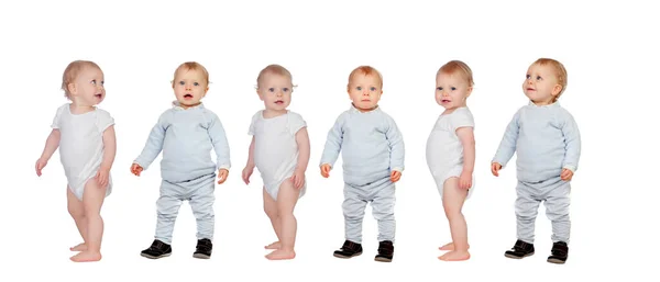 在白色背景下开始独立行走的婴儿的图像 — 图库照片