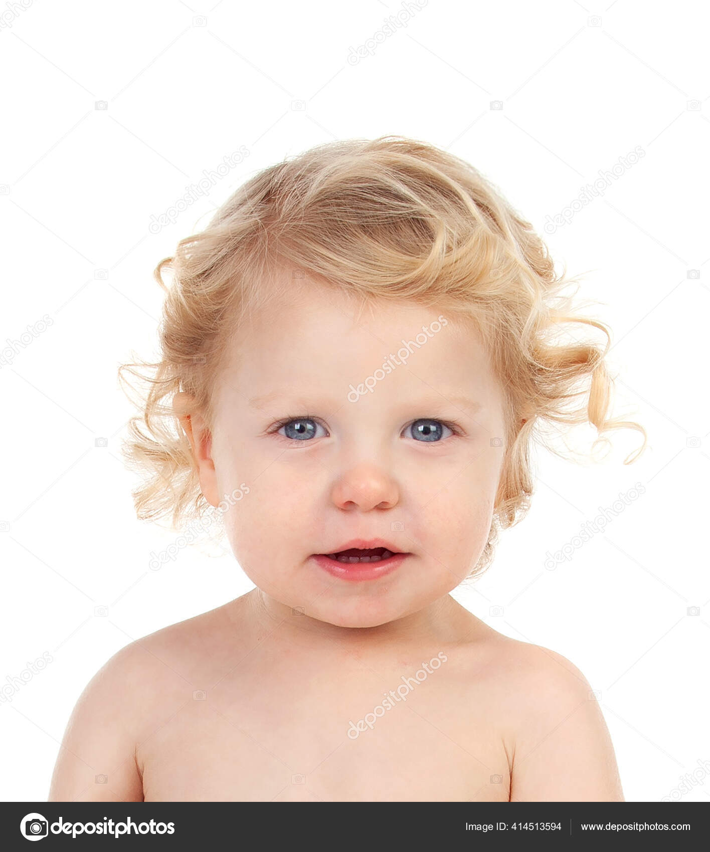 Bebé Hermoso Con El Pelo Rizado Con Un Bonito Vestido Blanco Sobre Blanco  Fotos, retratos, imágenes y fotografía de archivo libres de derecho. Image  29893163