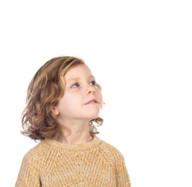 Beyaz bir arka planda izole edilmiş düşünceli şirin çocuk.