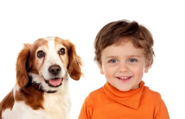 İki arkadaş kameraya bakıyor. Bir çocuk ve köpeği beyaz bir arka planda izole edilmiş.