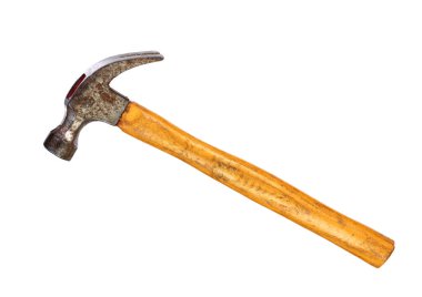 Tahta saplı çekiç beyaz arka planda izole edilmiş.