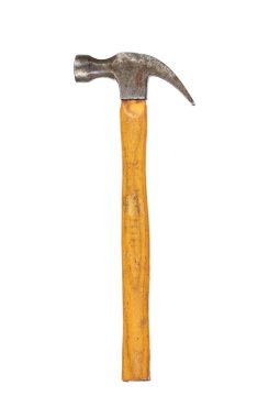 Tahta saplı çekiç beyaz arka planda izole edilmiş.